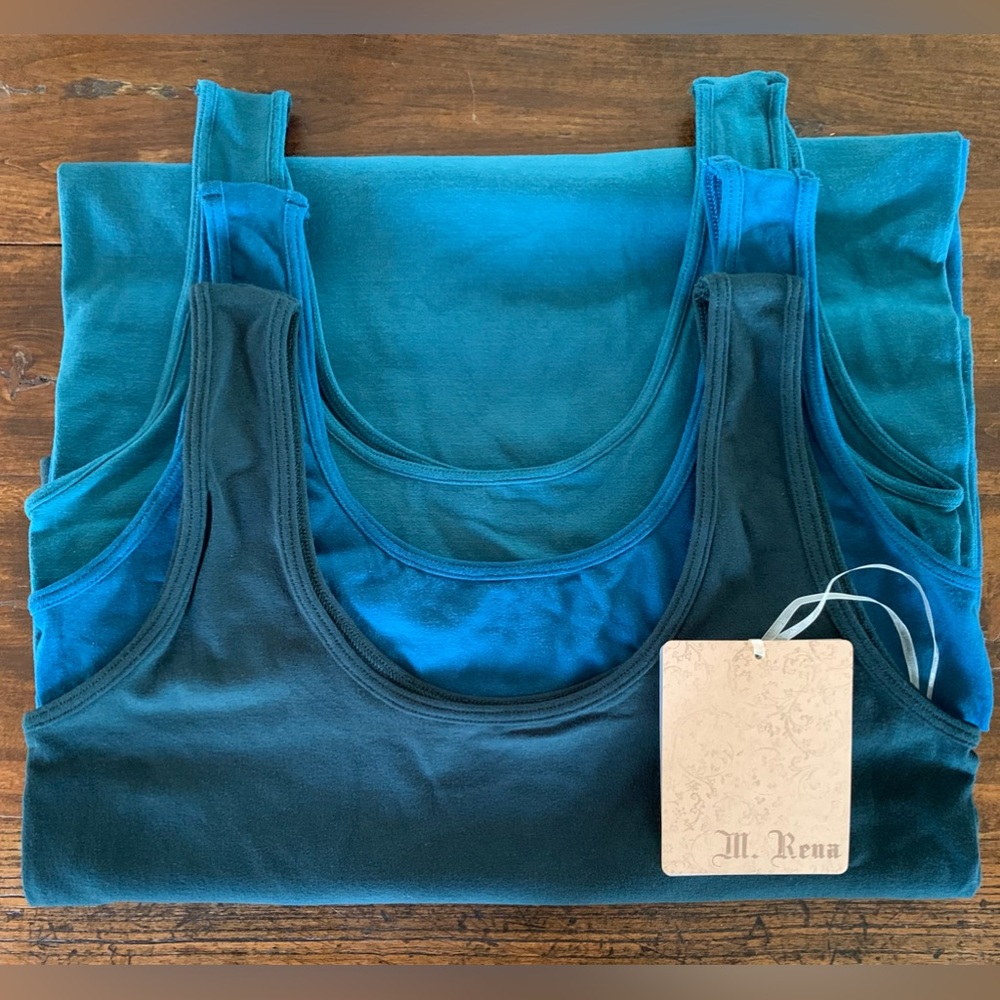 It’s all about blue and green today……super groovy stretch tanks